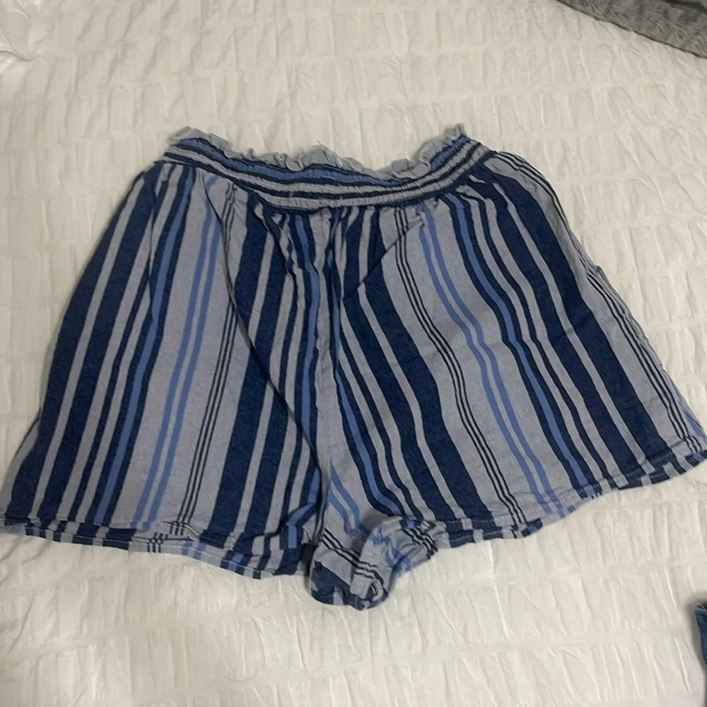 Shorts - Picture 2 of 3